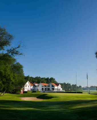 At Lydinge Resort you stay directly by a beautiful 18-hole golf course with Skåne's beautiful nature right outside the window