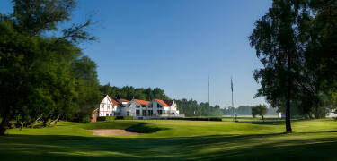 At Lydinge Resort you stay directly by a beautiful 18-hole golf course with Skåne's beautiful nature right outside the window