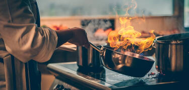 Das Hotelrestaurant serviert lokale Hausmannskost.