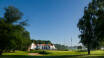Välkomna till Lydinge Resort där ni bor precis vid en golfbana och med den vackra skånska naturen precis utanför rummet.
