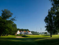 Välkomna till Lydinge Resort där ni bor precis vid en golfbana och med den vackra skånska naturen precis utanför rummet.