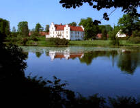 Besøg det smukke og idyllisk beliggende Vanås Slot, i kort afstand fra hotellet