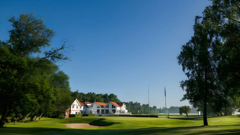 På Lydinge Resort bor I direkte ved en flot 18-huls golfbane med Skånes smukke natur lige udenfor vinduet