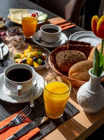 Få en perfekt start på dagen med hotellets omfattande frukostbuffé, som serveras i en mysig miljö.