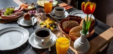 Få en perfekt start på dagen med hotellets omfattande frukostbuffé, som serveras i en mysig miljö.