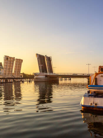 Utforska hamnen med kaféer, restauranger och upptäck den berömda klaffbron.
