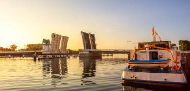 Utforska hamnen med kaféer, restauranger och upptäck den berömda klaffbron.