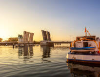 Udforsk havnen med caféer og restauranter, og oplev den berømte klapbro.