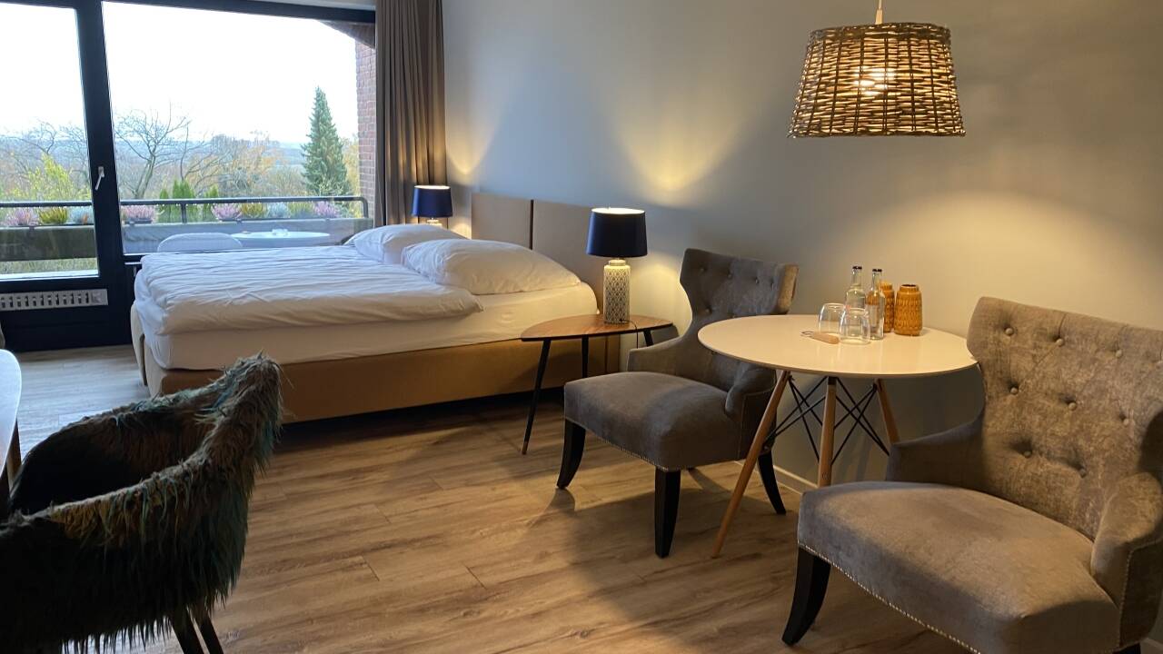 De stilfulla rummen har balkong och vacker utsikt över det omgivande landskapet.
