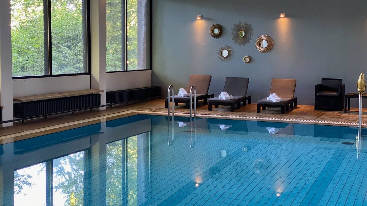 Koppla av i det ljusa poolområdet eller njut av en stund i bastun.