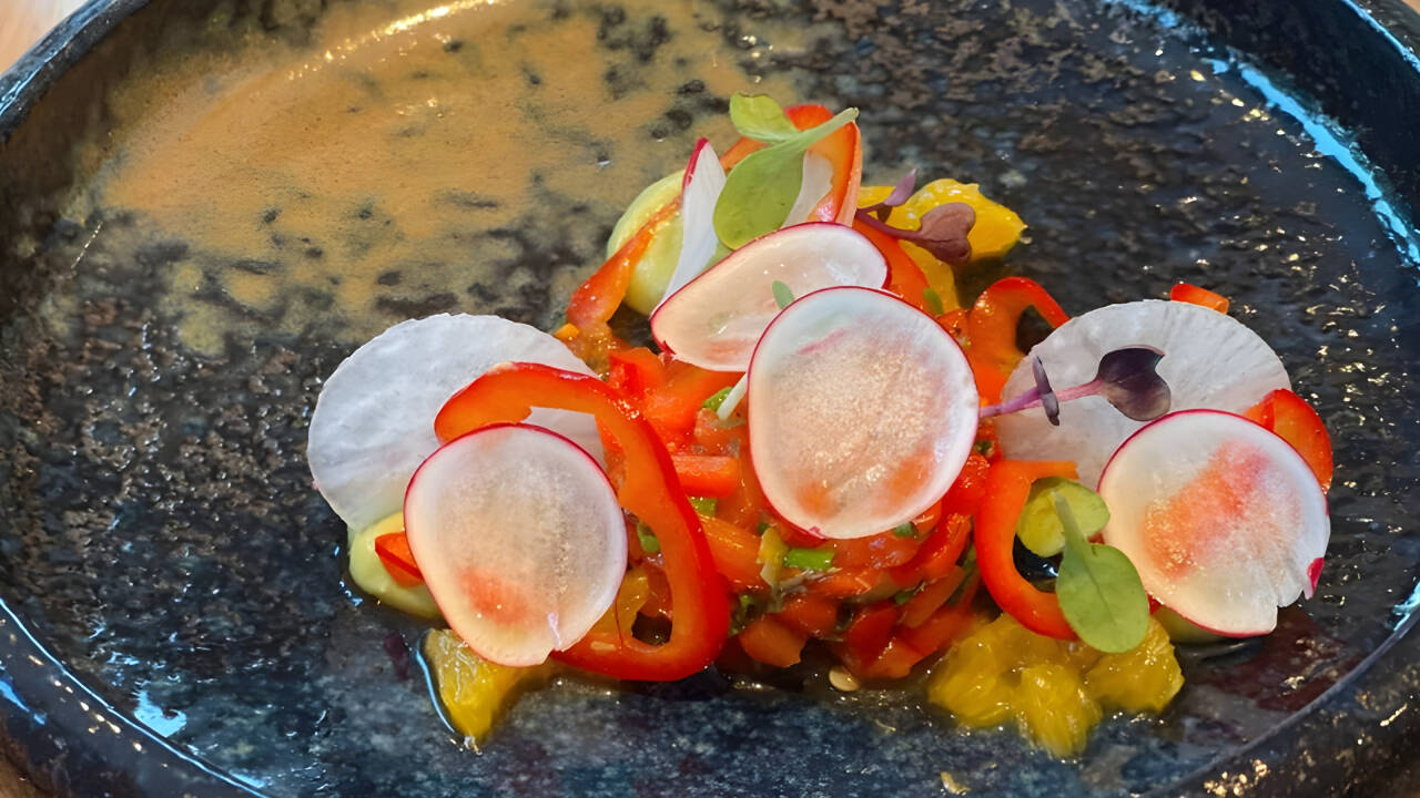 Börja dagen med en generös frukostbuffé och njut av en inkluderad vegansk middag, där kreativ växtbaserad mat serveras i hotellets eleganta restaurang.