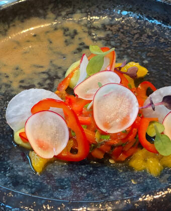 Start dagen med en stor morgenbuffet og nyd en inkluderet vegansk middag, hvor kreativ plantebaseret mad serveres i hotellets stilfulde restaurant.