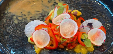 Start dagen med en stor morgenbuffet og nyd en inkluderet vegansk middag, hvor kreativ plantebaseret mad serveres i hotellets stilfulde restaurant.