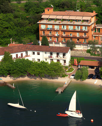 Hotellet har en fantastiskt läge mellan Gardasjön och Monte Baldo.