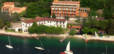 Hotellet har en fantastiskt läge mellan Gardasjön och Monte Baldo.