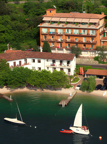 Hotellet har en fantastiskt läge mellan Gardasjön och Monte Baldo.