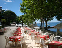 På Hotel Santa Maria kan ni njuta av sol, värme, samt god mat och dryck ute på terrassen.
