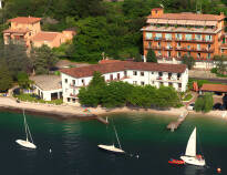 Hotellet har en vakker beliggenhet mellom Gardasjøen og fjellmassivet Monte Baldo.