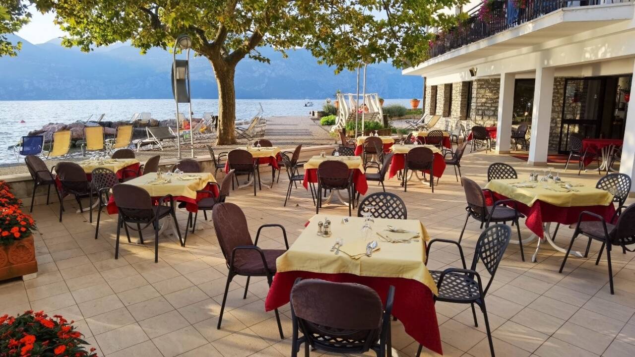 På Hotel Santa Maria kan ni njuta av sol, värme, samt god mat och dryck ute på terrassen.
