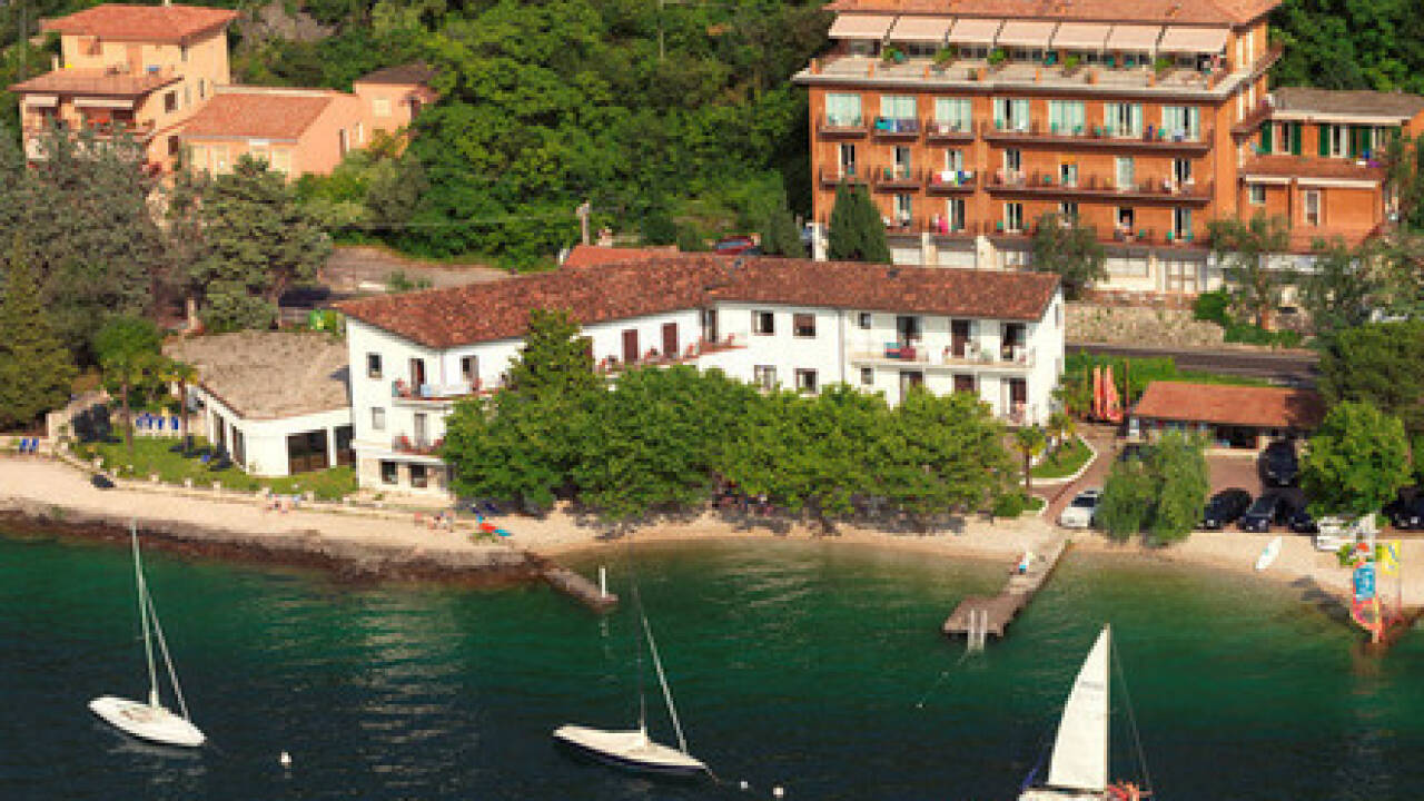 Hotellet har en skøn beliggenhed mellem Gardasøen og Monte Baldo.