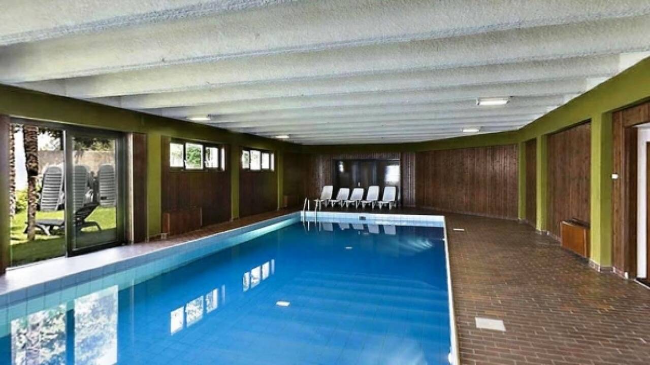 Der er en opvarmet indendørs pool og bagefter kan I nyde en tur i saunaen.