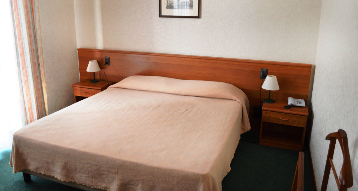 Standard dbl værelse med udsigt til sø og en ekstra opredning.