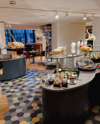 Nyd den overdådige morgenbuffet og tag en madpakke med for dagen (inkl. i pakken).
