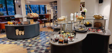Nyd den overdådige morgenbuffet og tag en madpakke med for dagen (inkl. i pakken).