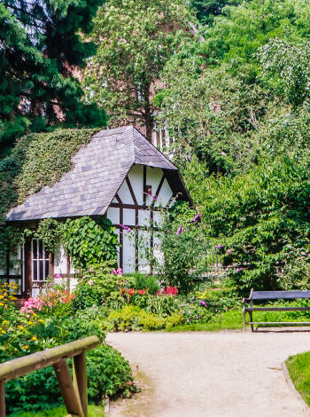 Den gamla botaniska trädgården med sina sagohörn är ett av de populäraste resmålen i Kiel.