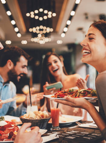 Besök de många restaurangerna och barerna nära hotellet.