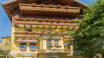 Hotellet er bygget i traditionel alpestil med balkoner og smuk udsigt.