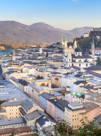 Salzburg ist berühmt für seine wunderschöne Lage an den Alpen, die schönen Gebäude und das wunderschöne Schloss.