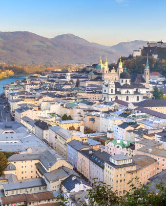 Salzburg ist berühmt für seine wunderschöne Lage an den Alpen, die schönen Gebäude und das wunderschöne Schloss.