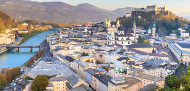 Salzburg ist berühmt für seine wunderschöne Lage an den Alpen, die schönen Gebäude und das wunderschöne Schloss.