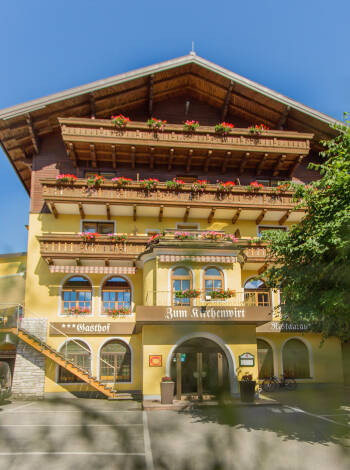 Das Hotel ist im traditionellen Alpenstil erbaut und verfügt über Balkone mit herrlicher Aussicht.