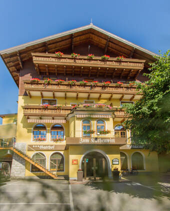 Das Hotel ist im traditionellen Alpenstil erbaut und verfügt über Balkone mit herrlicher Aussicht.