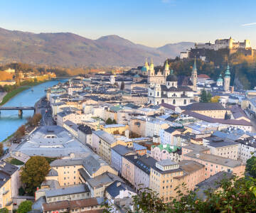 Salzburg, er kjent for sin beliggenhet ved Alpene, de flotte bygningene, og det vakre slottet.