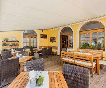 Beginnen Sie den Tag mit einem schönen Frühstück auf der Terrasse