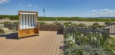 Hotellet har egen have og tilbyder alletiders rolige udgangspunkt for en afslappende ferie direkte ved stranden.
