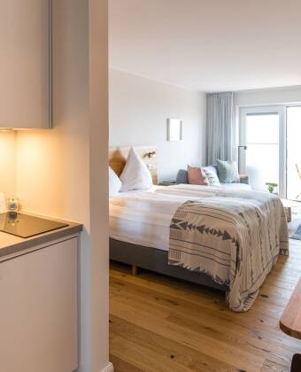 Rommene har alle eget minikjøkken og bad med regnskogsdusj.