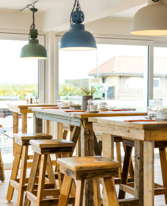 Nyt lekre måltider på hotellets egen strandkafé med terrasse, som ligger en kort gåtur fra strandpromenaden.