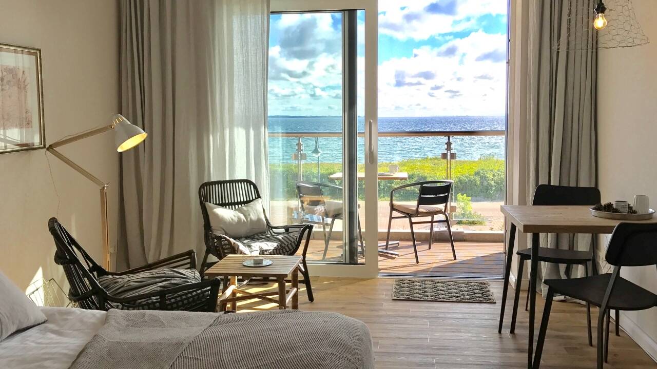 Sie wohnen in geräumigen, hellen und stilvollen Zimmern und können Ihren Aufenthalt in einem Deluxe-Zimmer mit Meerblick genießen.