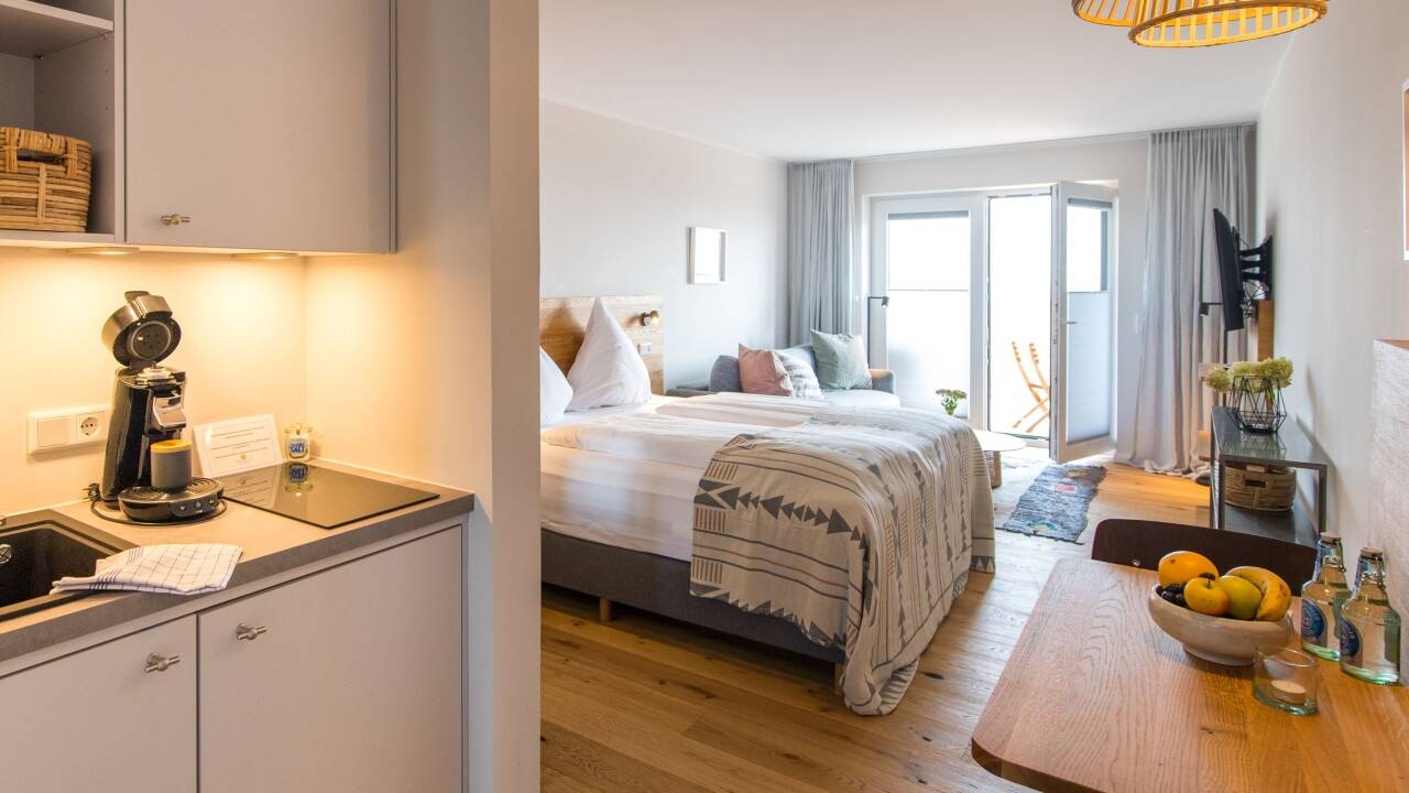 Die Zimmer verfügen alle über eine eigene Miniküche und ein Bad mit Regenwalddusche.
