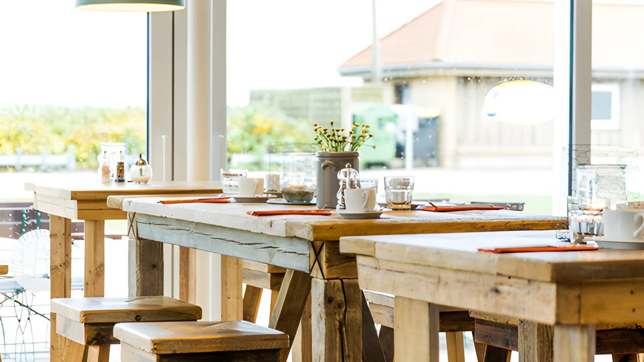Genießen Sie köstliche Mahlzeiten im hoteleigenen Strandcafé mit Terrasse, das nur einen kurzen Spaziergang entlang der Küste liegt.