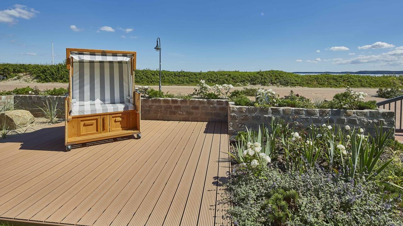 Hotellet har egen have og tilbyder alletiders rolige udgangspunkt for en afslappende ferie direkte ved stranden.