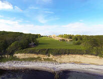 Comwell Klarskovgaard är omgivet av en grönskande bokskog med ett strandnära läge.