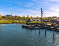 Dere har gode muligheter for å ta en tur til Roskilde, og oppleve byens imponerende vikingskipmuseum.