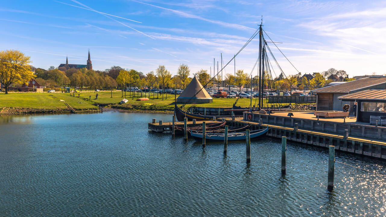 I har gode muligheder for at tage en tur til Roskilde, og opleve byens imponerende vikingeskibsmuseum.