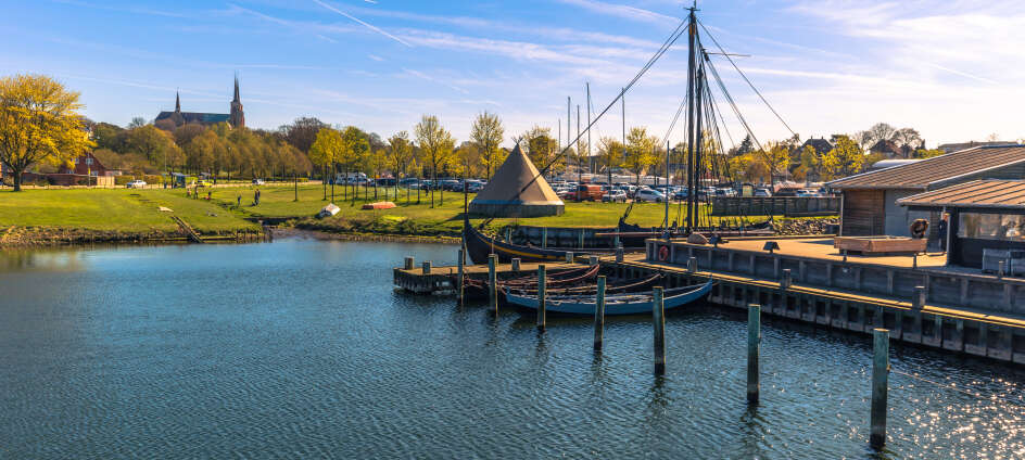 Machen Sie einen Ausflug mit Freunden nach Roskilde und erleben das beeindruckende Wikingerschiffsmuseum der Stadt!