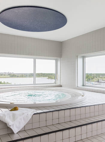 Promenera runt i hotellets närområde som präglas av natur, vatten och Öresundsbron.
